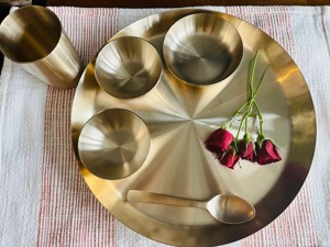 Ensemble de vaisselle traditionnel en laiton, comprenant assiette Thali, bols Katori, tasse et cuillère, pour mariage, le plus vendu dans le monde. - Product Image 6