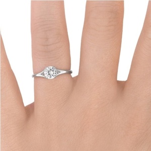 Anillo de compromiso contemporáneo y elegante de oro de 10 quilates con diamante (natural) y lazo entrelazado de diamantes (naturales) - Product Image 3