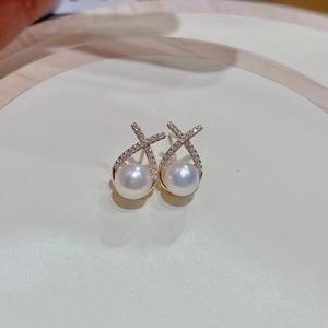 Boucles d'oreilles polyvalentes et élégantes en cristal avec perle noire de Tahiti 10-11 mm ronde, presque parfaite, crochets d'oreille à talons hauts, chic classique - Product Image 1