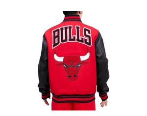 Chaqueta Varsity Personalizada de Lana Roja para Hombre, Chaqueta Bomber con Mangas de Cuero Negro y Parche de Mascota, Chaqueta Letterman de Béisbol al por Mayor - Product Image 4