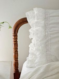 Housse de coussin décorative en satin brodé de dentelle à volants, style européen, De Maison India Eco - Product Image 3