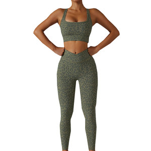 Ensemble de yoga sportif confortable et solide avec logo frontal, tissu respirant et flexible, écologique, tenue d'entraînement 2 pièces - Product Image 1