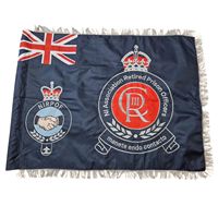 Le drapeau de la lodge présente un fond Union Jack avec un emblème central contenant une couronne et les chiffres romains « XIII ».