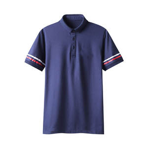 เสื้อโปโลแขนสั้นสีน้ำเงินกรมท่าสำหรับผู้ชาย พร้อมแถบข้อมือสีแดงและสีขาว ผ้าถักปิเก้ลำลอง ทรงปกติ - Product Image 1