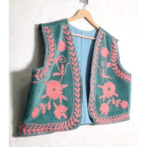 Chaleco de Terciopelo Suzani Hecho a Mano para Mujer, Estilo Boho, Bordado Floral, Prenda Exterior de Diseño Vintage - Product Image 3