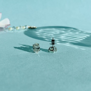 Pendientes de diamantes cultivados en laboratorio con certificación GIA de 1.50 CT E VVS1, corte brillante ovalado excelente, oro blanco de 9k, diseño unisex, estilo minimalista. - Product Image 4