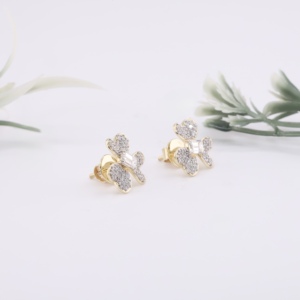 Pendientes de Oro Amarillo con Trébol de Tres Hojas y Diamantes Cultivados en Laboratorio, Centro de Esmeralda, Micropavé, Motivo Floral, Lujo, Compromiso, Boda - Product Image 3