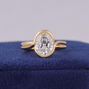 Bague de fiançailles en or jaune 14 carats avec diamant solitaire de laboratoire de 1,5 carat, certifié IGI, taille ovale VVS, diamant synthétique - Product Image 1