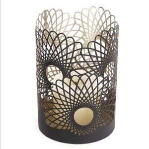 Portavelas de metal de lujo diseñados para realzar interiores con una suave luz de vela, detalles refinados y una elegancia cálida. - Product Image 1