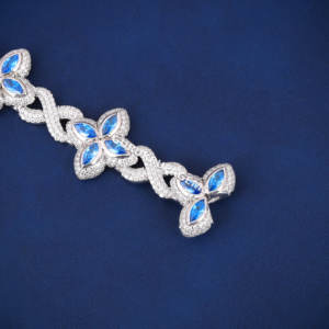 Bracelet hip hop RTS en forme de trèfle pour homme et femme, serti de diamants moissanite, avec diamants bleus et diamants blancs, et un symbole de l'infini. - Product Image 3