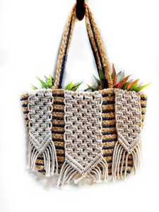 Sac fourre-tout en raphia fait main avec franges en macramé, sac de plage tissé pour femme, mode estivale - Product Image 1