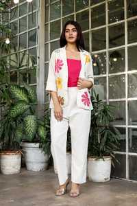 Conjunto de 3 Piezas Blanco para Mujer, Blazer Elegante Bordado con Pantalones Cómodos de Algodón, al Mejor Precio al por Mayor - Product Image 3