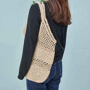 Capturez l'esprit de la vie urbaine moderne avec ce sac élégant en fil naturel, doté d'un corps texturé et de bretelles robustes. - Product Image 3