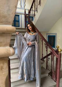 Ensemble de robe Anarkali grise pour femmes, confectionnée par des designers, avec dupatta, broderie florale riche, tenue ethnique indienne et pakistanaise pour mariage et fêtes. - Product Image 6