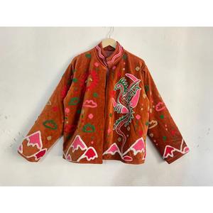 Chaqueta de terciopelo con motivo de dragón de inspiración vintage para mujer, bordada a mano, estilo bohemio, para festivales. - Product Image 1
