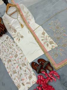 Nouvel ensemble de soirée Salwar Kameez de créateur moderne en satin de verre pur, avec haut et palazzo Farshi, et dupatta réversible - Product Image 4