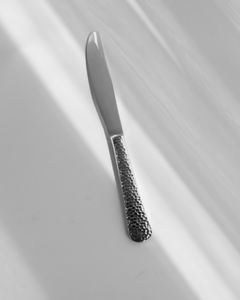 Ensemble de couverts de service en acier inoxydable au design moderne, finition martelée, compatible lave-vaisselle, durable, comprenant couteau, fourchette, cuillère et louche - Product Image 6