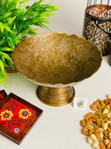 Tazón de metal de lujo con diseño en relieve de latón, forma personalizada para servir ensaladas o frutas, acabado dorado, tazón de metal para frutas. - Product Image 6
