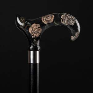 Bâton de marche en bois et résine, alliant le charme du bois classique avec une poignée moderne en résine, offrant une durabilité élégante - Product Image 2