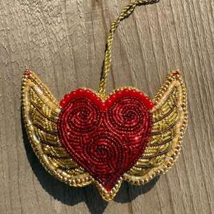 Ornement de coeur ailé Broderie perlée rouge avec des ailes d'ange dorées Décoration suspendue unique pour la Saint-Valentin ou Noël - Product Image 1