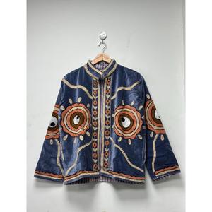 Chaqueta de terciopelo azul de lujo con diseño botánico simétrico y bordado de personajes vintage, estilo bohemio, manga larga, para otoño. - Product Image 1