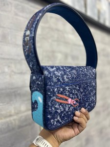 Sac à main rectangulaire brodé à la main avec un thème sportif, artisanat textile - Product Image 2