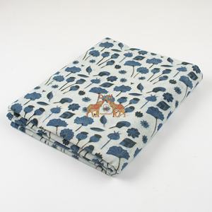 Tissus en coton bleu indigo imprimés à la main avec des motifs floraux pour la décoration intérieure et les créateurs de vêtements - Product Image 3