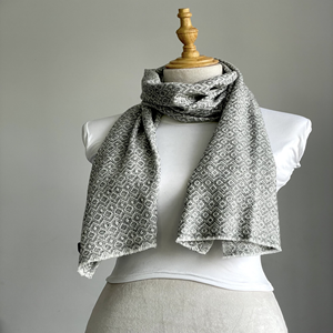 Bufanda de Invierno de Cachemira Suave con Patrón Geométrico para Mujer, Tejida a Mano Sostenible en Nepal por KMB Pashmina - Product Image 6