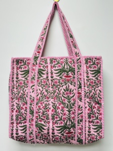 Sac fourre-tout floral fait main |   Sac à bandoulière en coton matelassé rose pour femmes |   Imprimé botanique pour grand sac de voyage et de plein air pour femme - Product Image 2