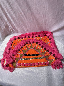 Pochette tribale perlée artisanale avec franges roses et accents de coquillages cauris, sac à main textilène bohème pour femme - Product Image 2