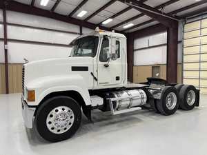 Camion tracteur poids lourd commercial 6x4 avec cabine couchette diesel pour le transport longue distance - Product Image 4