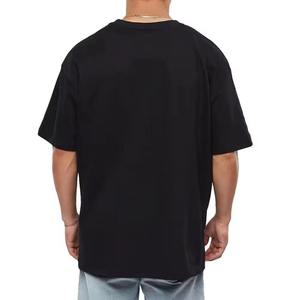 Camiseta cómoda de corte holgado con líneas limpias y tela suave que le agrega un toque premium a tu atuendo. - Product Image 2