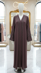 Abaya élégante brodée prune - Robe longue luxueuse et modeste avec détails argentés complexes cousus à la main et manches cloche - Product Image 2