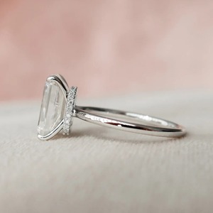 Anillo de compromiso solitario de moissanita con corte esmeralda alargado 4TC de oro blanco de 14k, halo oculto y 4 garras, anillo de boda - Product Image 4