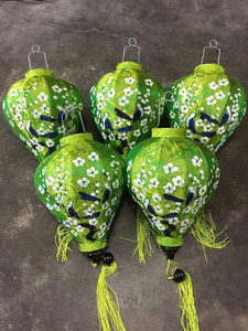 Lanternes en soie décoratives de Hoi An avec broderies florales complexes et finition brillante dans des formes traditionnelles vietnamiennes - Product Image 2