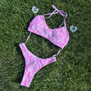Bikini personnalisé rose à imprimé serpent avec strass, maillot de bain vintage à lettrage scintillant, halter sexy pour femme - Product Image 5