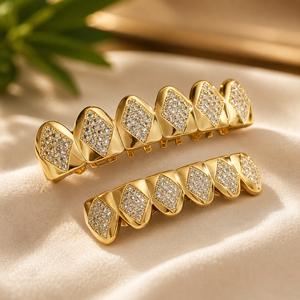 Grillz couleur argent, ensemble complet, aspect diamant, bijoux dentaires, accessoire pour les dents, pour la mode et les soirées - Product Image 1