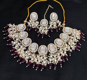 Ensemble de bijoux traditionnels Kundan en alliage de zinc plaqué or pour femme, collier et boucles d'oreilles pendantes en perles couleur vin foncé, pour mariée, vente en gros - Product Image 6