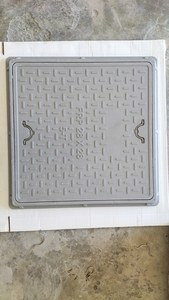 Couvercle de regard carré en PRV 28x28 pouces, dessus plein, capacité de charge 5 tonnes, robuste, résistant aux UV, couvercle d'accès composite pour la construction - Product Image 5