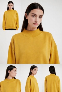 Femme confiante portant un sweat-shirt vert émeraude riche à col montant, coupe ample parfaite, dans un éclairage de studio clair. - Product Image 6