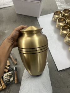 Urnes funéraires en laiton de qualité supérieure pour cendres humaines, Urne ShesUrn en laiton avec bandes motif « Freedom Orbits », Urnes à cendres en laiton artisanales - Product Image 4