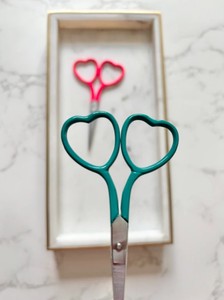 Ciseaux de couture et de broderie de qualité supérieure, lame tranchante, poignée en forme de cœur, pour droitiers, petite taille - Product Image 2