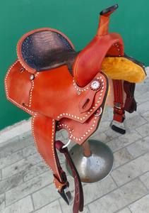 Silla de montar western de cuero para caballo con estructura de fibra de vidrio, silla de montar larga para equitación, silla de vaquero Roughout con adornos de alambre de púas - Product Image 2