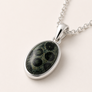 Collier pendentif en argent sterling 925 avec jaspe Kambaba vert foncé, fait main, avec chaîne fine - Product Image 1