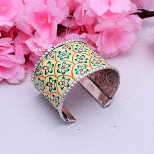 Bracelet manchette indien peint à la main en argent oxydé avec motif floral, bijoux ethniques de style Bollywood pour femmes, pour fêtes et mariages - Product Image 6