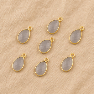 Colgante de Calcedonia Gris Facetada en Forma de Lágrima con Bisel Dorado, Conector de Gema con Engaste Simple para Fabricación de Joyas - Product Image 4