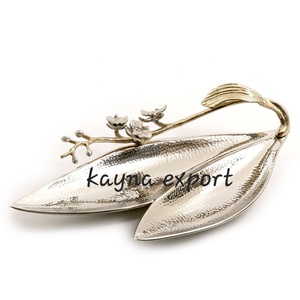 Plato de Servir de Metal con Acabado Plateado de Lujo, Ecológico, Diseño Único de Rama de Hojas con Textura Elegante, Ligero, para Fiestas - Product Image 1