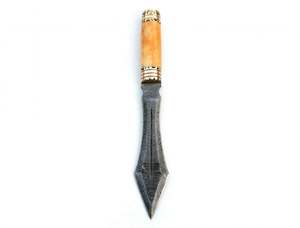 Cuchillo Decorativo Artesanal de Acero de Damasco Hecho a Mano con Mango de Hueso y Guarda de Latón - Product Image 1