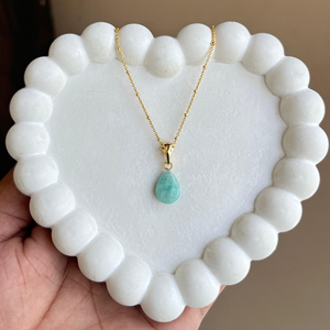 Collar minimalista con colgante de amazonita natural en forma de pera, cadena de latón chapada en oro de 18k con cuentas y cierre de mosquetón. - Product Image 3