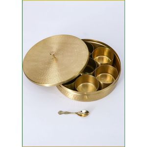 Boîte à épices de luxe en laiton martelé, multi-compartiments, ronde, avec couvercle et cuillère, vaisselle décorative pour la cuisine, vente en gros - Product Image 1